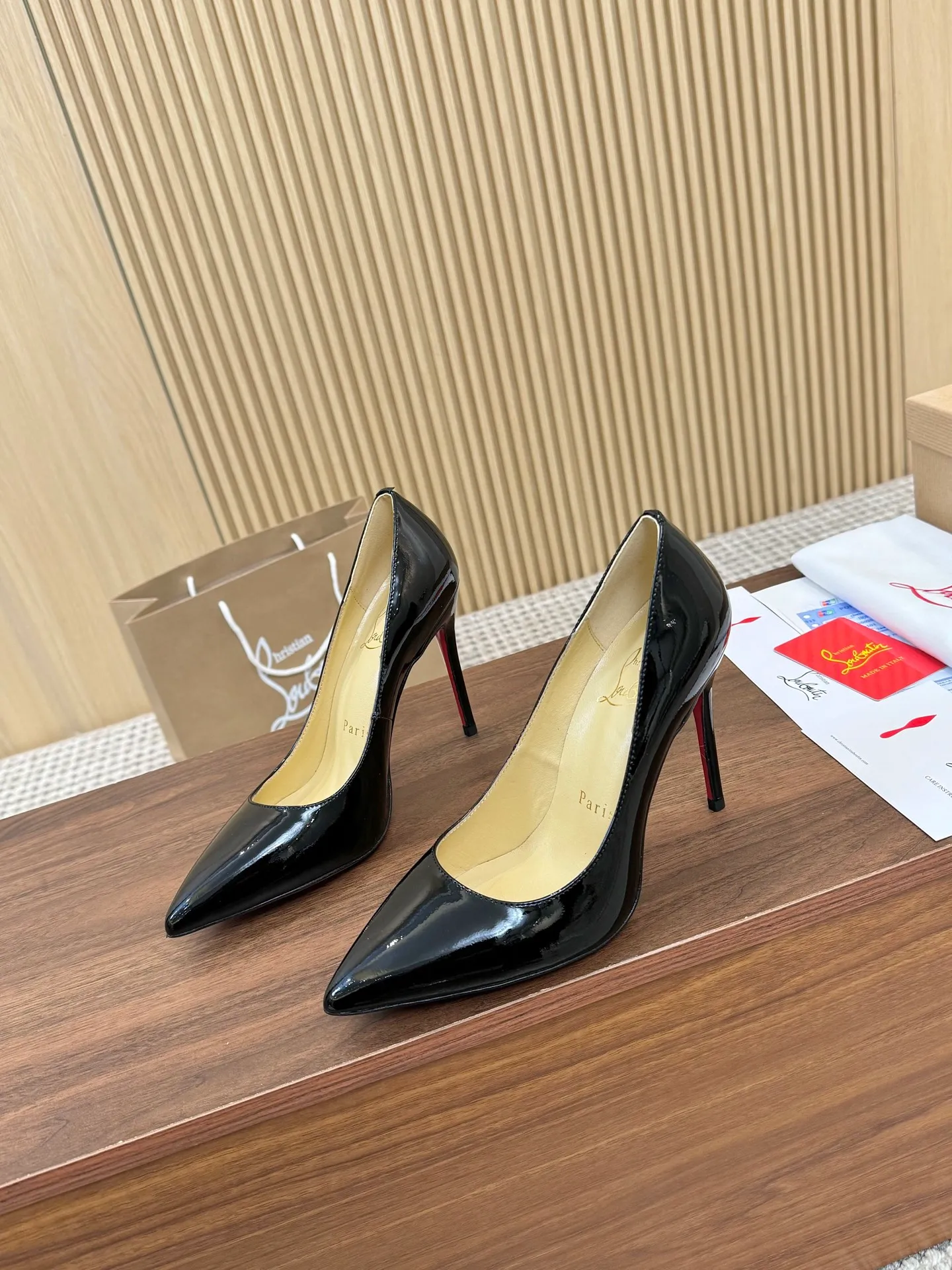 👟👟Ex-factory price 440👟👟 Genuine leather sole +40 Year-round shipment💝Christian Louboutin CL👠 Classic "💎Cow Patent Leather💎 Series" noble and luxurious, real blingbling👟👟 Real materials, all customized by the pattern maker, and the materials are made of original customized materials to achieve the taste of the original 6 color options💍 Upper: Imported 👉cow patent leather💪 Lining: Sheepskin foot pad/lining Size: 34-40.41.42 Heel height: 10.5cm and 8.5cm two options Leather sole Rubber sole